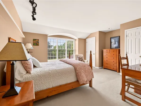 18 Sunrise Park, Pittsford, NY 14534