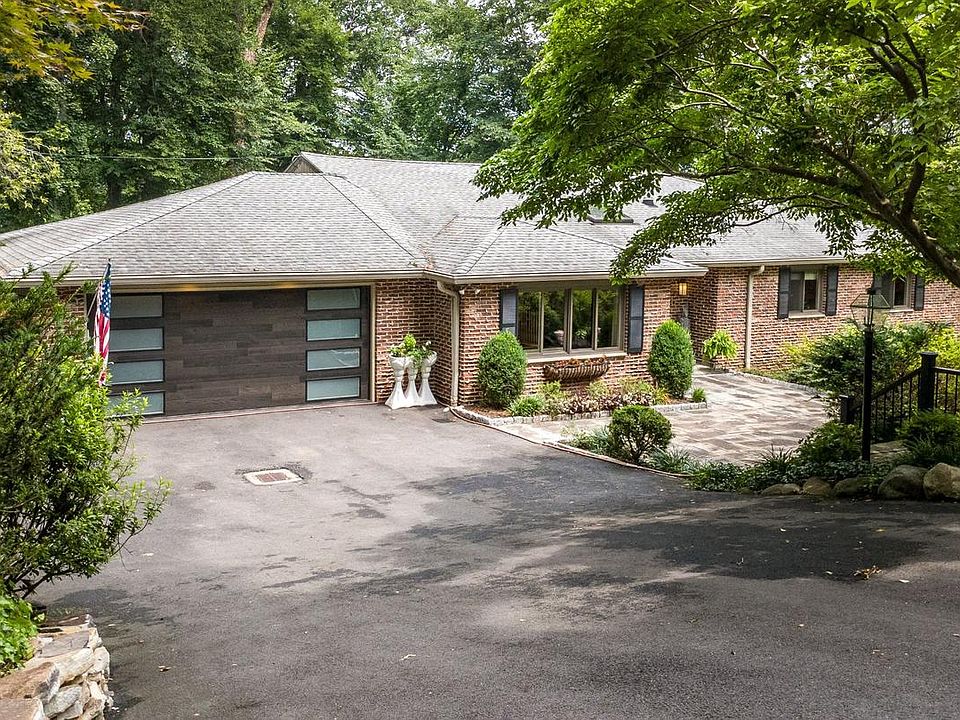 1st image of 24 Spring Tree Ln