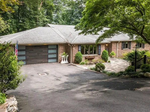 24 Spring Tree Ln, Yardley, PA 19067