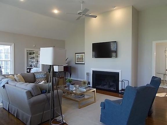 3rd image of 184 Oak Dr
