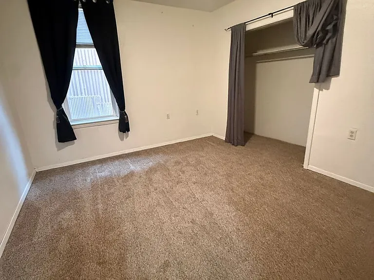 402 W Mercury St — Photo 8