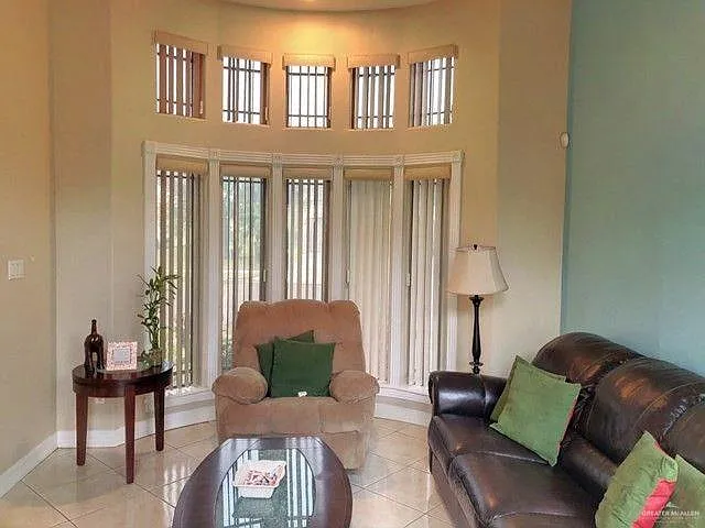 4 bed, 2.0 bath, 1655 sqft, $1,700 — Photo 3