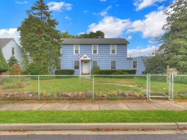 25 Sunnybrook Drive E, Oceanside, NY 11572