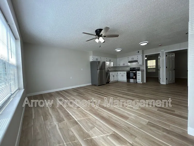 2 bed, 1.0 bath, $930 — Photo 3
