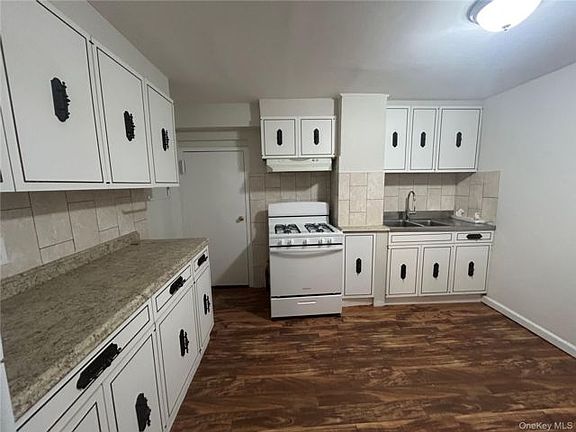 3rd image of 144 Waverly St Floor 2