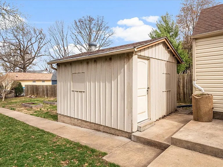 1003 N Benton Ave — Photo 18