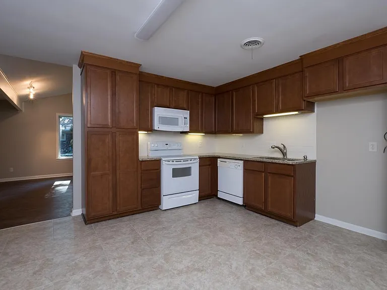 49 Warwick Rd — Photo 3