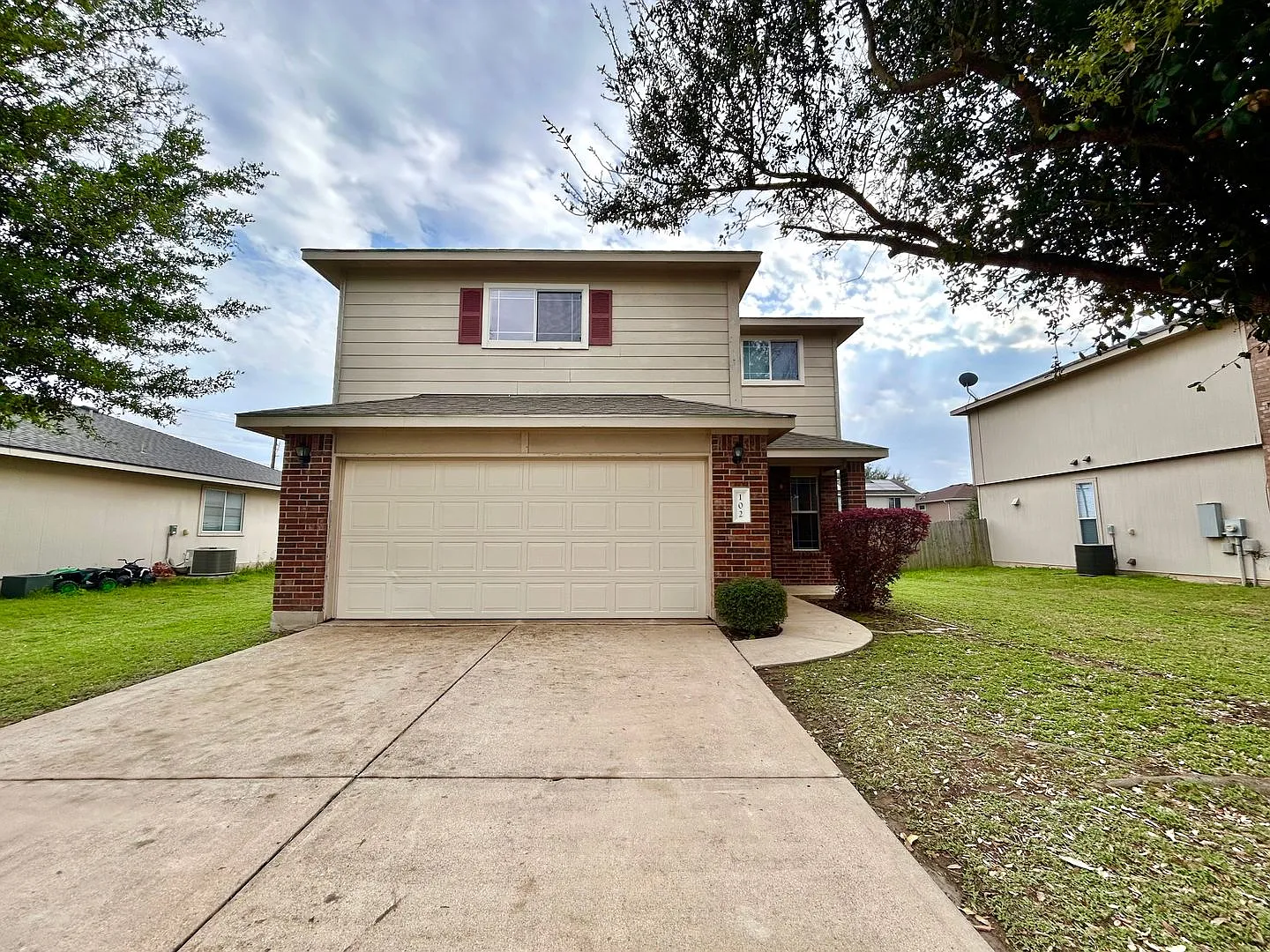 Beautiful 2-Story 4 BR, 2 BA House for Rent Hutto Perfect for All! — Photo 1