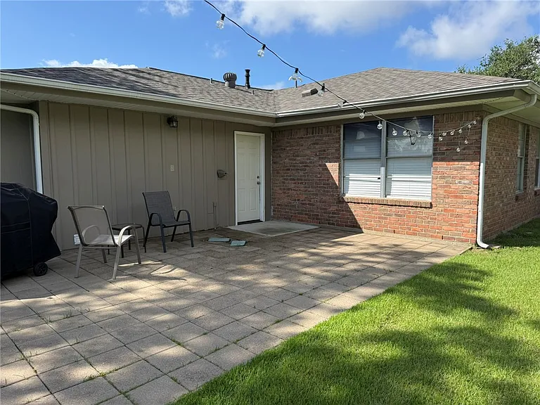 408 Brookside Dr W — Photo 23
