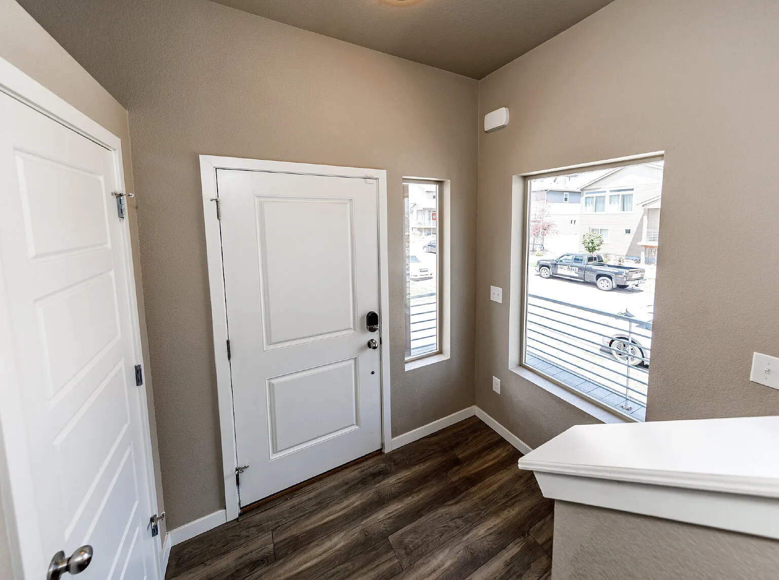 3 bed, 3.0 bath, 2008 sqft, $2,650 — Photo 3