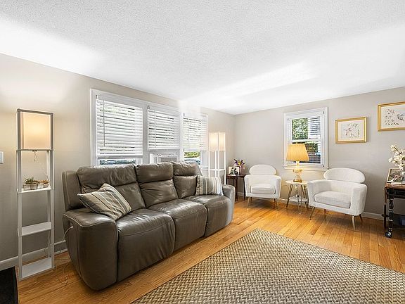 5th image of 144-146 W Yarmouth Rd