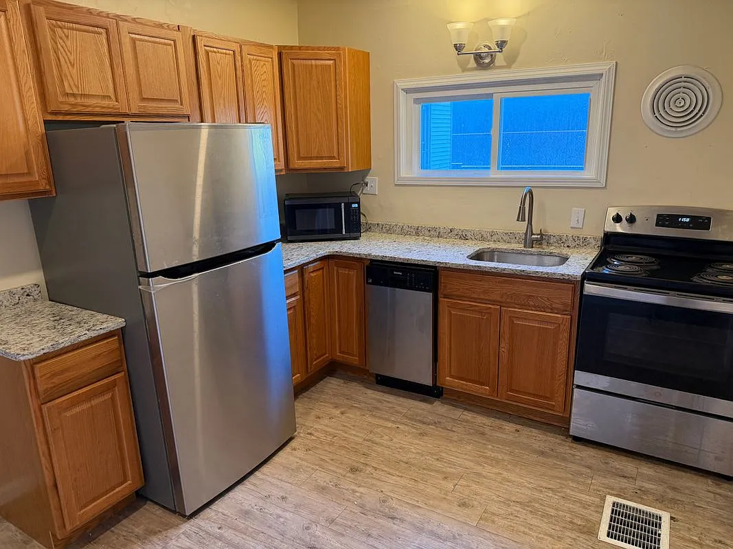 1 bed, 1.0 bath, 650 sqft, $1,200 — Photo 2