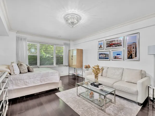 310 East 49th Street image 2 of 10