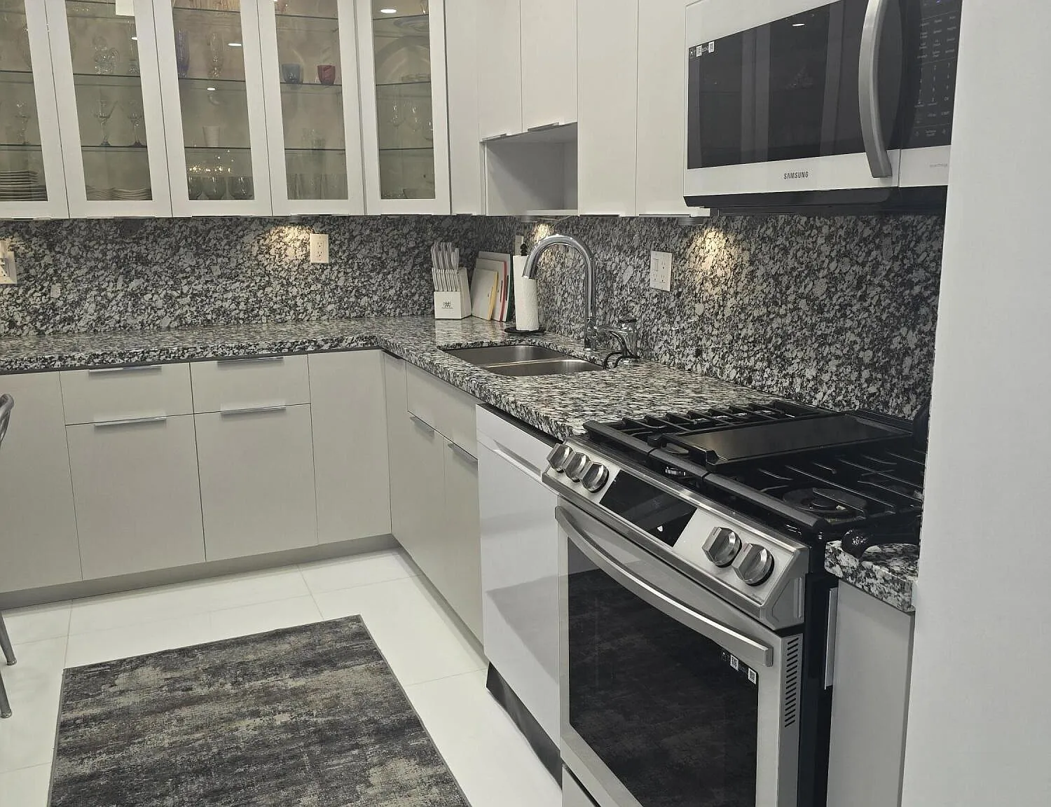 Parker Plaza Condo Estates — Photo 4