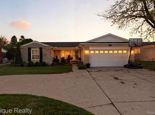 22300 Ivanhoe Ln, Southfield, MI