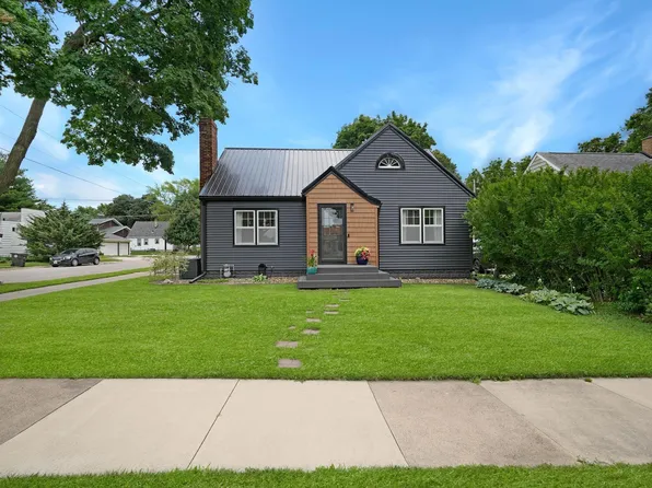 1556 Bertch Ave, Waterloo, IA 50702