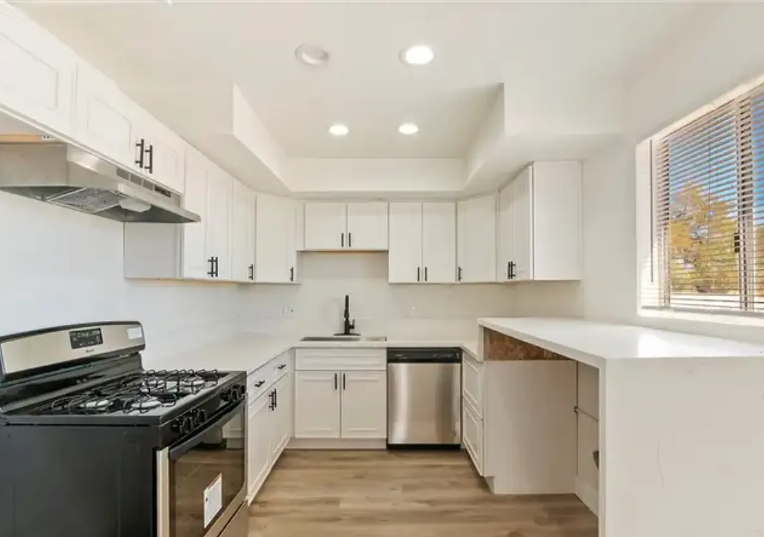 Stylish & Spacious: Newly Renovated 3 Bedroom Home with Large Backyard and Modern Amenities. — Photo 4