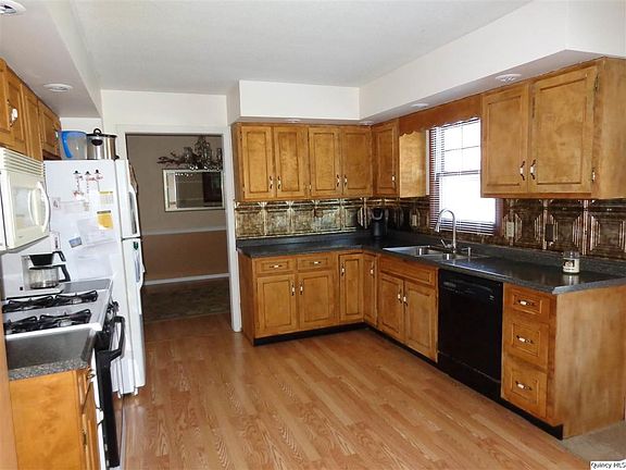 3rd image of 3121 Kingsridge Dr