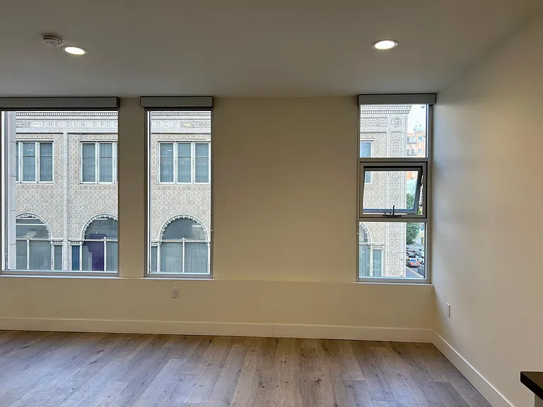 314 W 6th St #305 — Photo 25