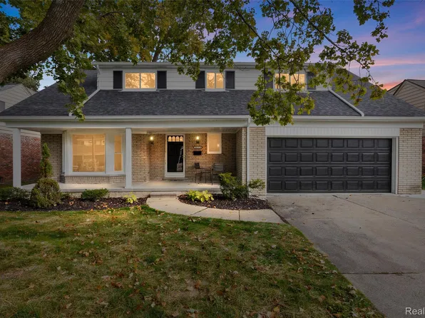 1450 Edmundton Dr, Grosse Pointe Woods, MI 48236