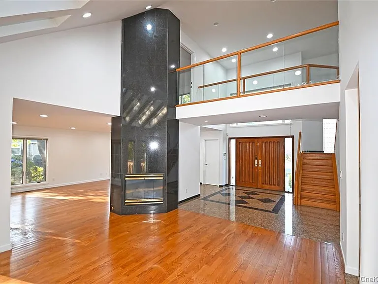 24 Warwick Rd — Photo 2