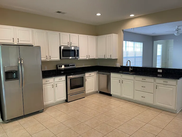 Large eat-in kitchen with granite countertops