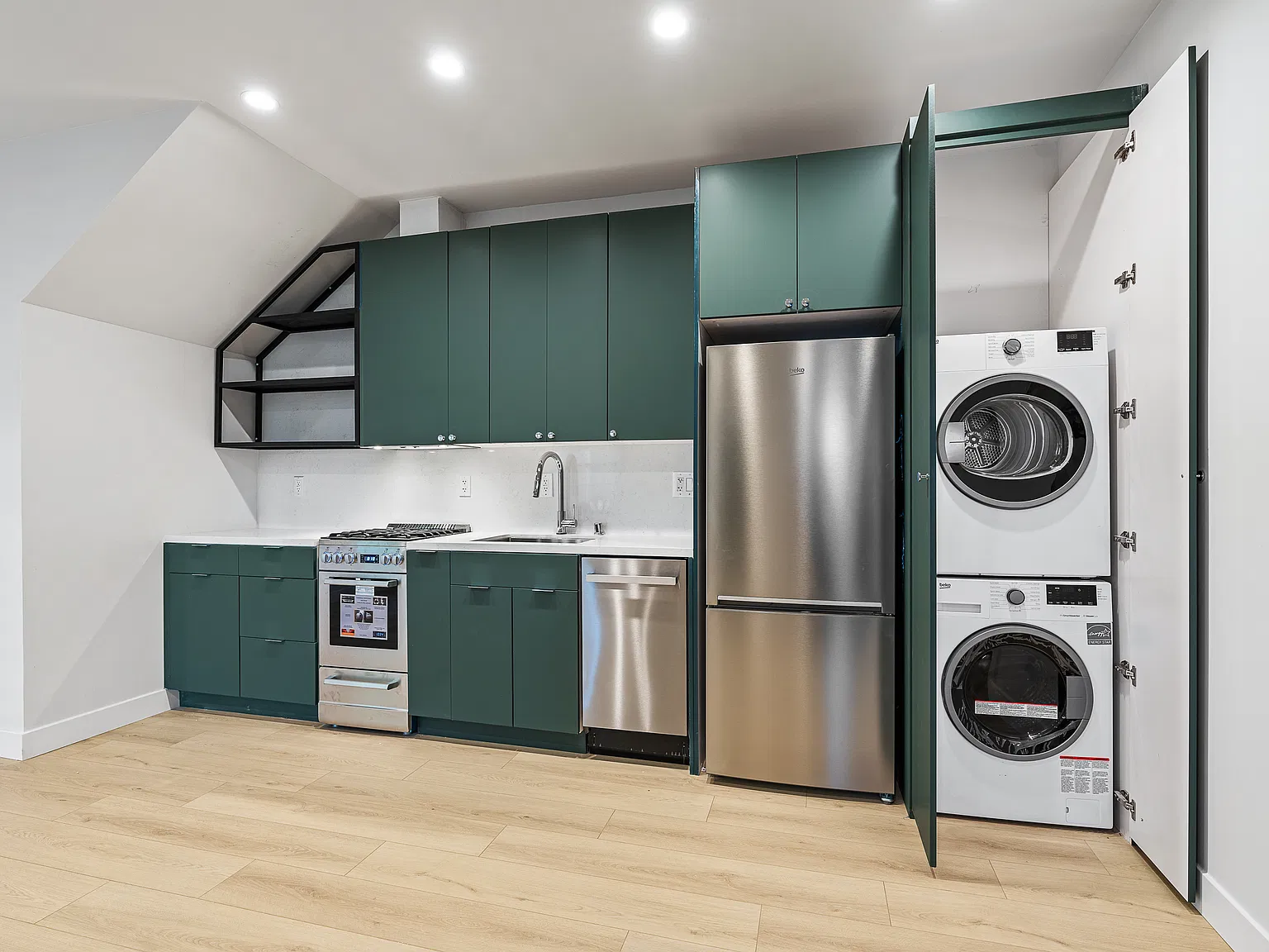 2 bed, 600 sqft, $3,450 — Photo 2