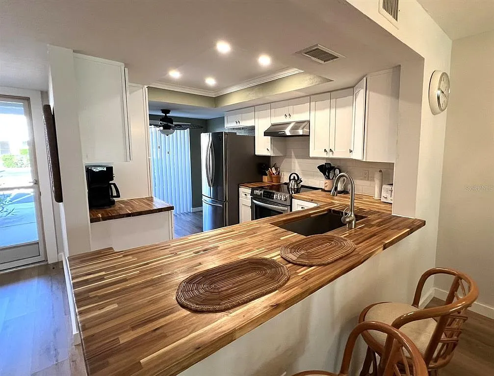 2 bed, 2.0 bath, 1127 sqft, $4,400 — Photo 2