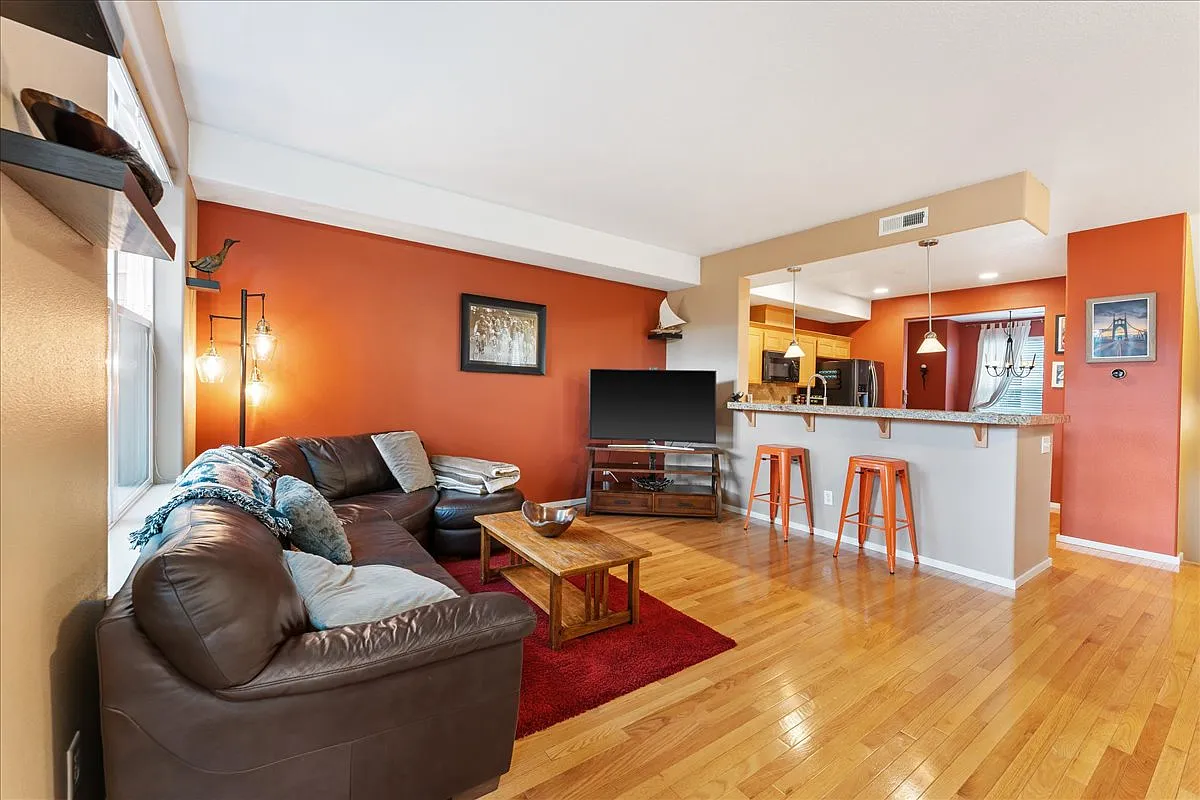 2 bed, 2.5 bath, 1834 sqft, $2,400 — Photo 3