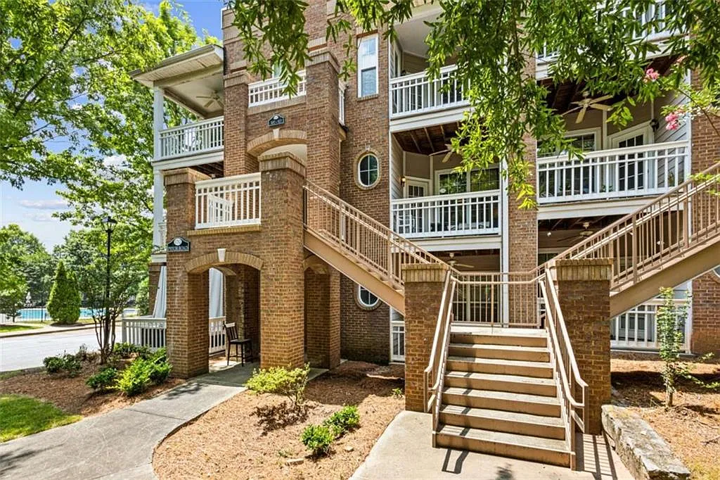 1 bed, 1.0 bath, 805 sqft, $1,600 — Photo 1