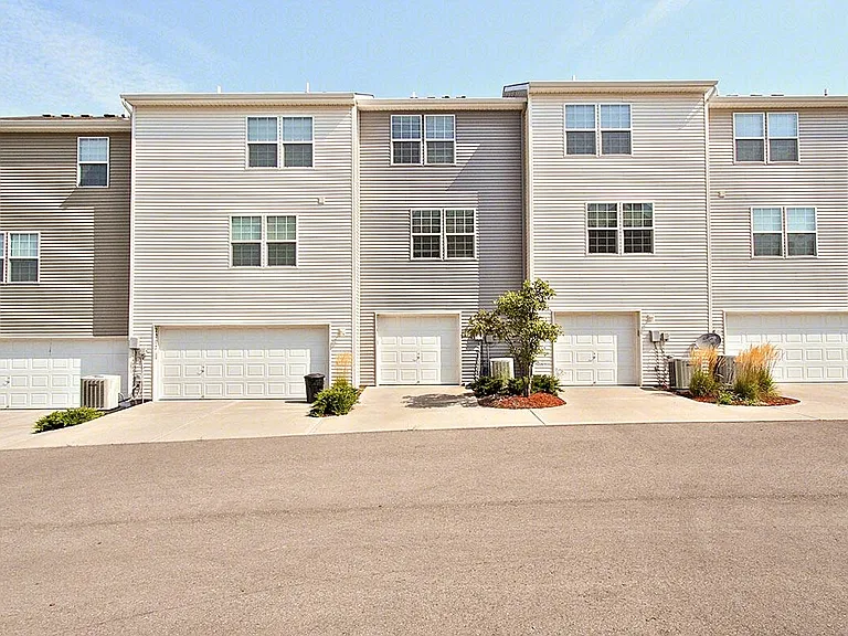 Parkway Oaks Townhomes and Duplexes — Photo 5
