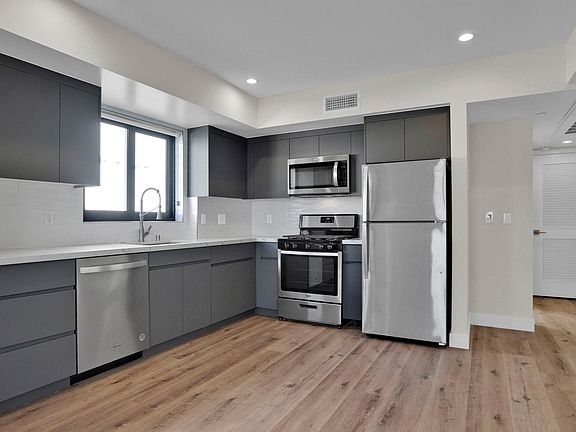 5th image of 846 S Mariposa Ave #601