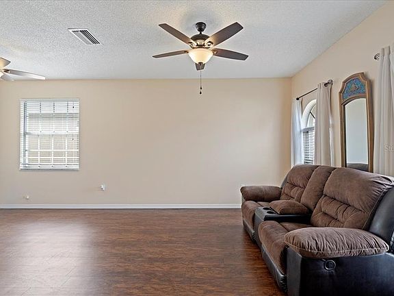 4th image of 440 Sand Ridge Dr