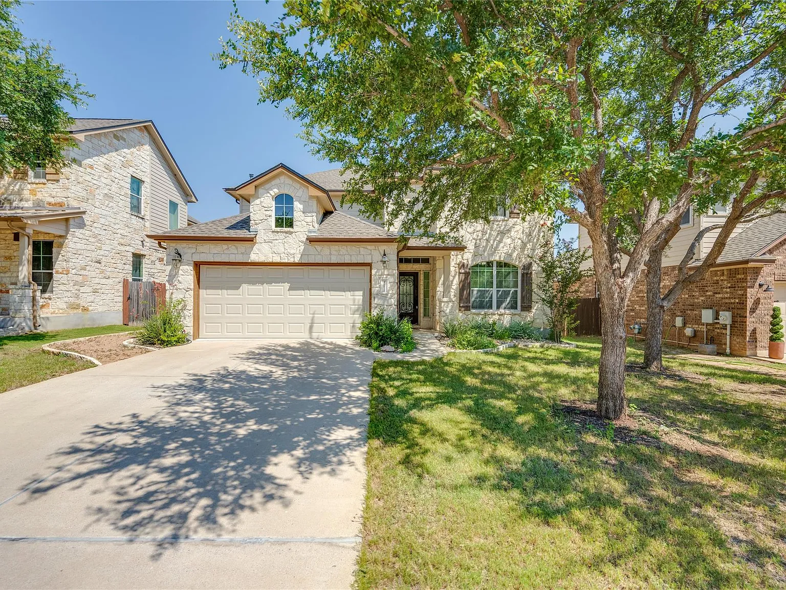 5 bed, 4.0 bath, 3107 sqft, $3,200 — Photo 2