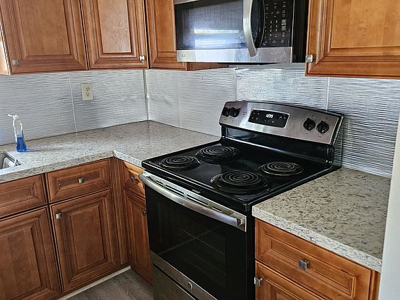4th image of 6233 SW 37th Ct