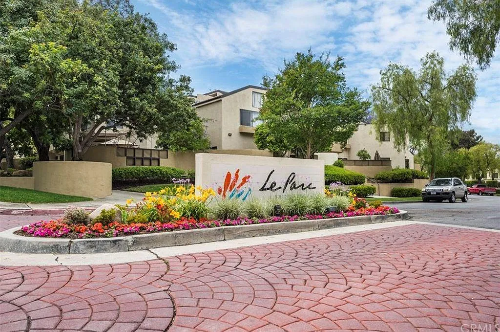 2 bed, 954 sqft, $2,700 — Photo 1