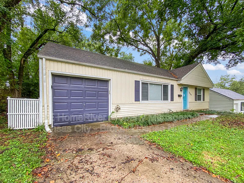 3 bed, 1.0 bath, 910 sqft, $1,900 — Photo 4