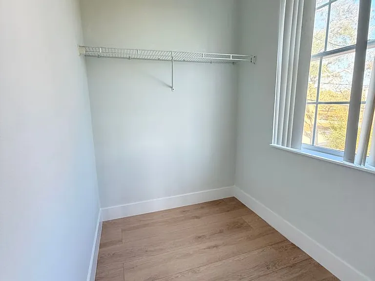 Valencia Apartments — Photo 19