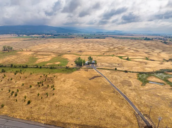 13042 Highway 62, Eagle Pt, OR 97524