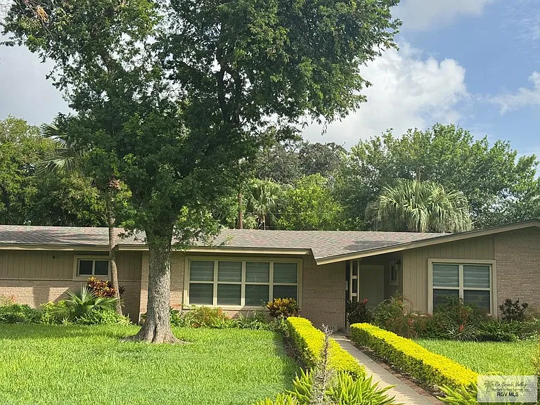 155 Robins Ln — Photo 2