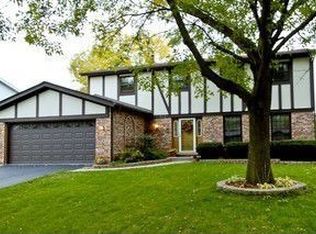 223 N Whispering Hills Dr, Naperville, IL 60540