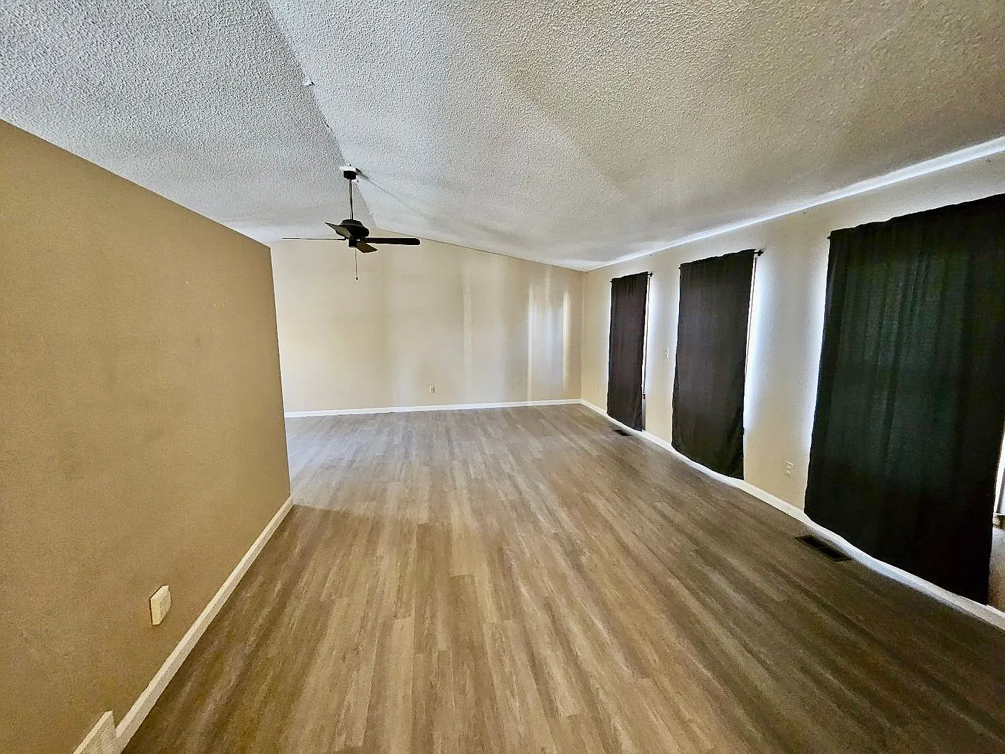 Lovely 4 bedroom home in Northeast Colorado Springs! — Photo 2