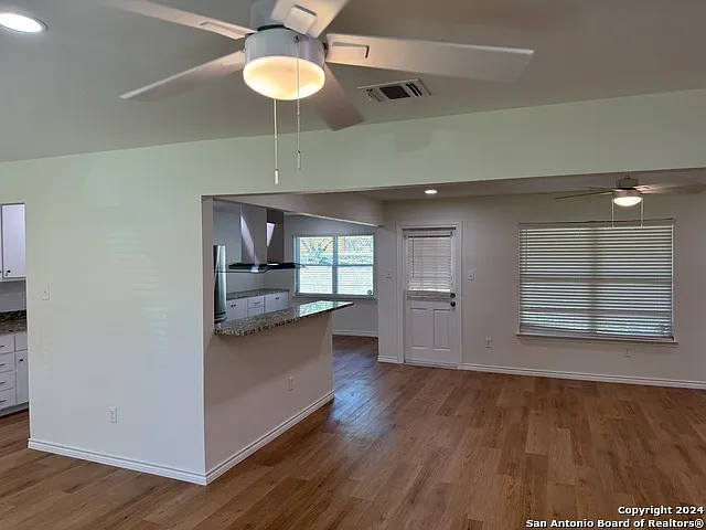 3 bed, 2.0 bath, 1748 sqft, $2,095 — Photo 4