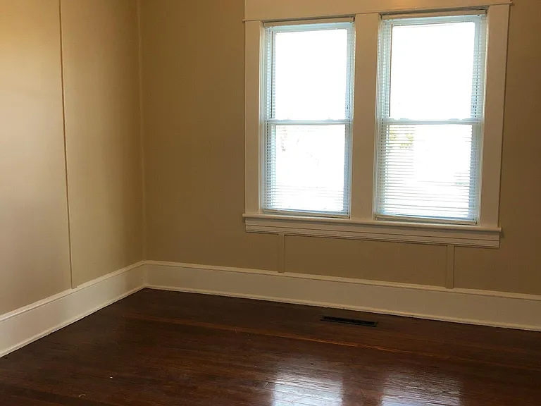 112 N Bruffey St — Photo 17