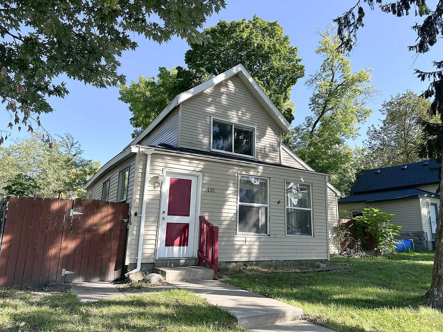 131 Barnett Ne - Water Included - Free October Rent — Photo 1