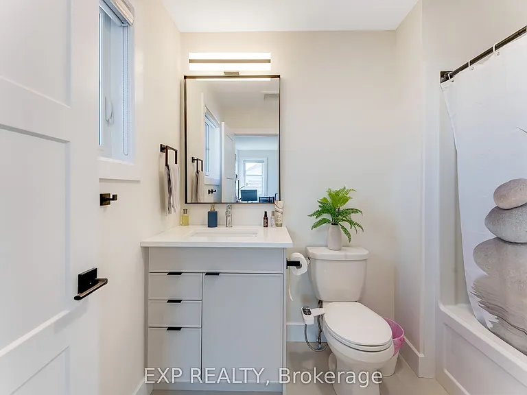 266 Hesselman Cres — Photo 22