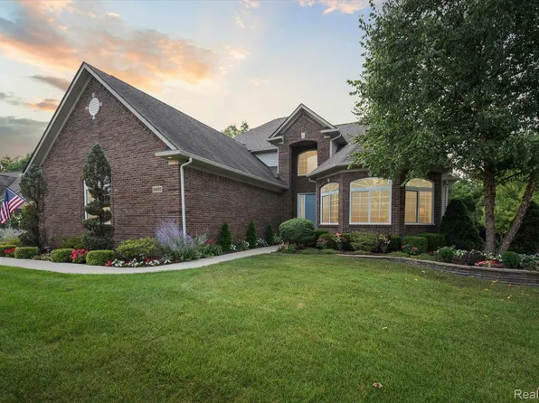 24020 Foxhollow Run, New Boston, MI 48164