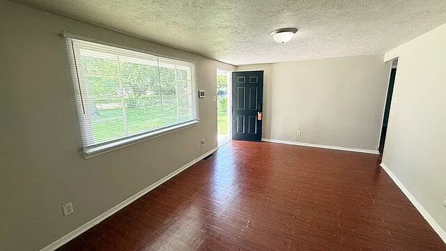 3 bed, 1.0 bath, 912 sqft, $1,250 — Photo 3