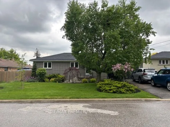4 Weldon Ct, Toronto, ON M6L 1V5