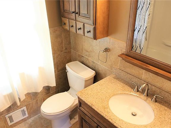 4th image of 48 Willowick Dr